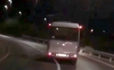 Autobus u Herceg Novom išao cik-cak pa se prevrnuo kraj puta