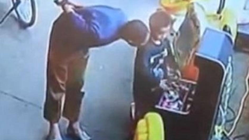 VIDEO – Kakva otmica: Prišao dječaku, podigao ga i odnio