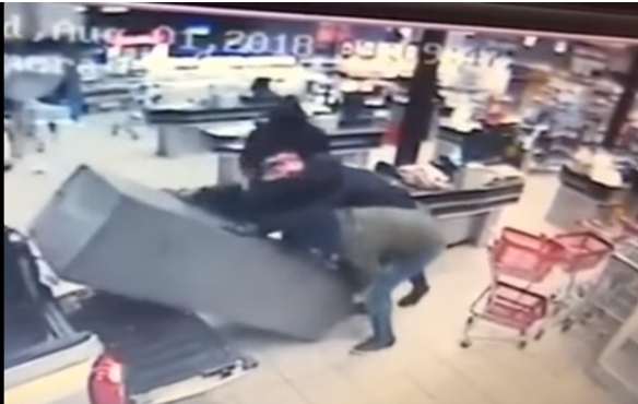 VIDEO – Nezapamćena pljačka! Utovarili CIO BANKOMAT u kola i pobjegli!