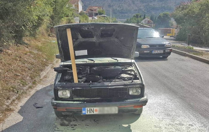 FOTO – „Jugo“ se zapalio u vožnji