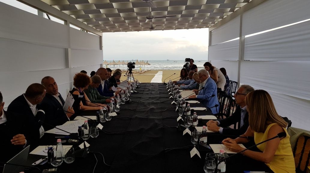 FOTO – Hoće li se okupati? Naš premijer s kolegama održao sastanak na plaži