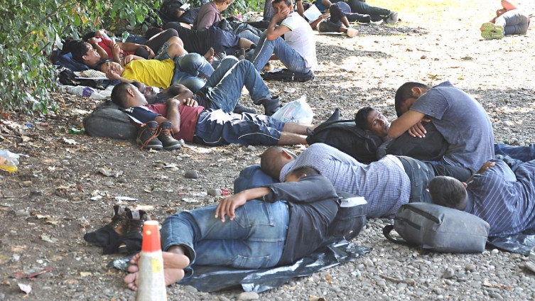 Migranti prelaze Drinu u dječijim gumenim čamcima i “plovilima” od boca za vodu