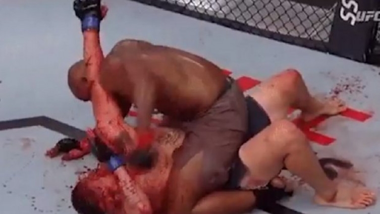 Najkrvavija MMA borba ikada: Toliko je tukao rivala da je krv prskala svuda po njemu