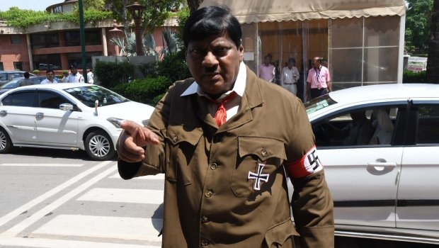 Šok u parlamentu: Poslanik došao obučen kao Hitler, a ovo je njegovo objašnjenje