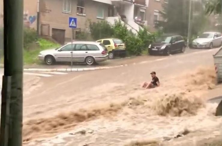 VIDEO – Voda nosila ljude, vjetar kidao fasade: Užasno nevrijeme pogodilo Beograd