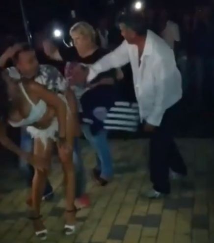 Zaplesao je sa SEKSI igračicom, a onda se pojavila žena i nastao je HAOS