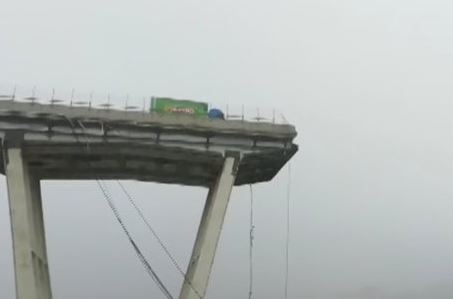 FOTO i VIDEO – Kamion se zaustavio u zadnji čas na mostu koji se srušio: Bio na korak od provalije