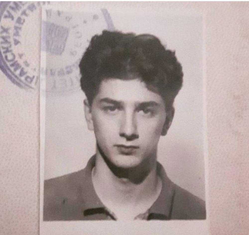 ZNATE LI MOMKA SA FOTOGRAFIJE: On je danas jedan od najpoznatijih glumaca, žene ga obožavaju!