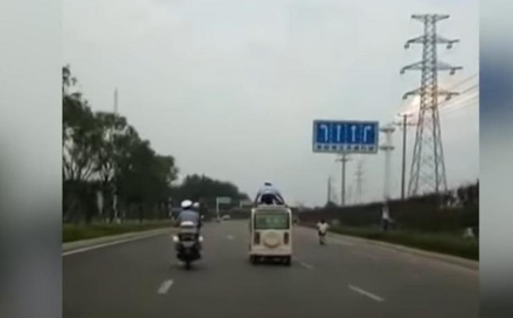 VIDEO – Vozač je htio da izbjegne pisanje kazne, ali ono što je uradio policajac viđa se SAMO NA FILMU!