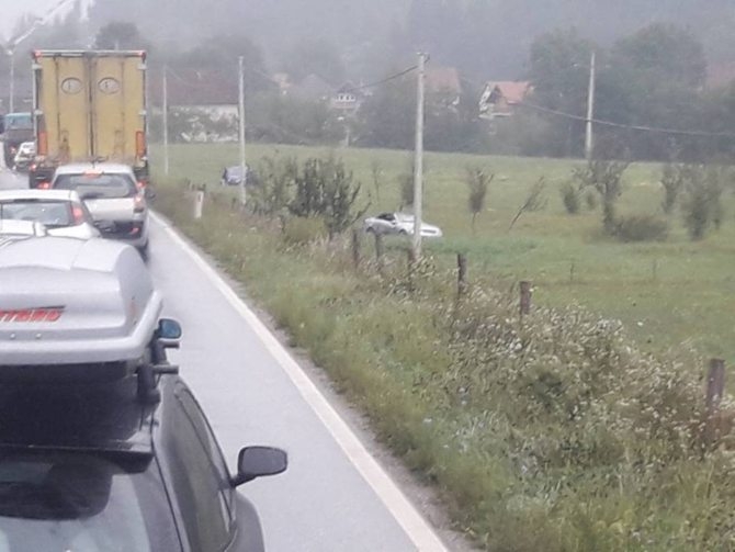 FOTO – Ovo nijeste gledali: Nakon sudara u Bijelom Polju, kola završila raštrkana po livadi