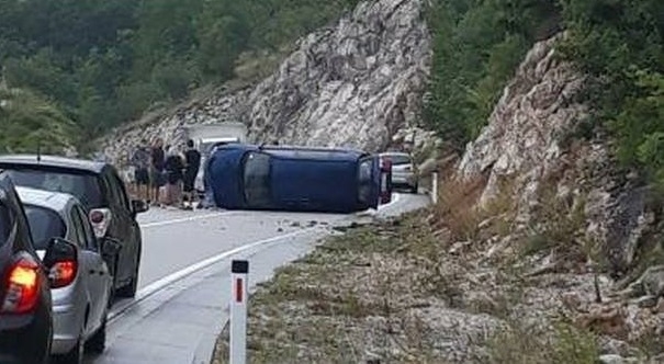 Prevrnuo se automobil na putu Risan-Nikšić