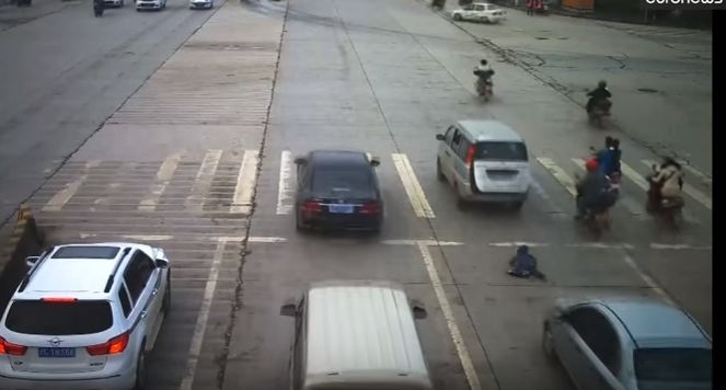 VIDEO – ČUDO! Dijete ispalo iz auta, pa ga pregazilo ono koje je bilo IZA, a ono sve PREŽIVJELO