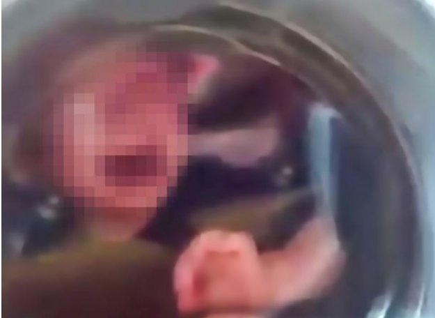 BOLESNIK! Bejbisiter ubacio bebu u veš mašinu, dok se borila za dah on je snimao