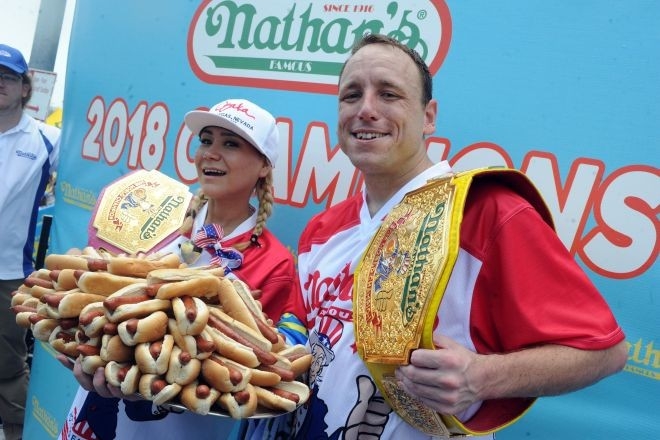 Oborio sopstveni rekord u brzom jedenju hot doga!