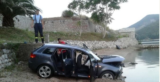 “Audi” sa pet putnika sletio na tivatsku plažu