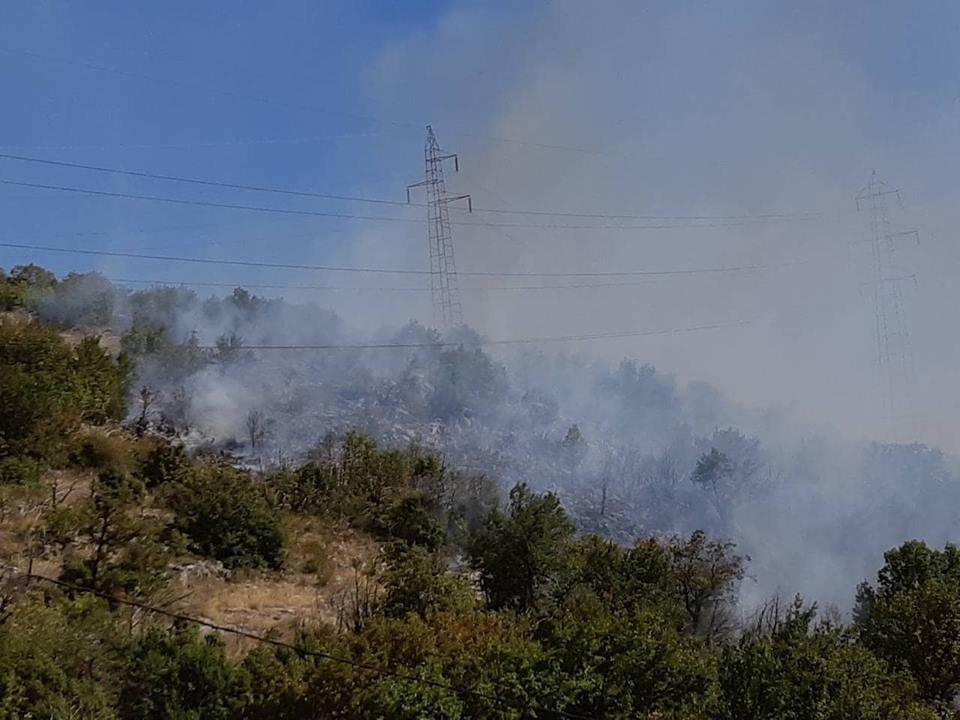 Požar u Rogamima pod kontrolom, kuće čuvaju dvije ekipe