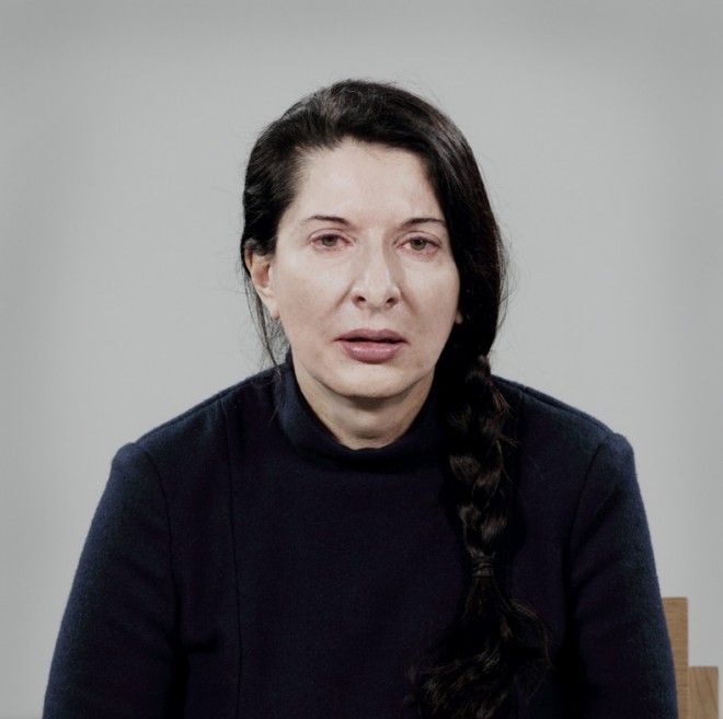 VIDEO – Marina Abramović udarena slikom u glavu