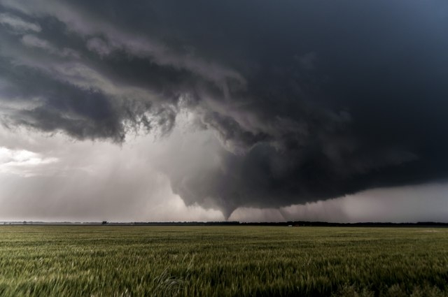 Video koji ledi krv: Kako izgleda kada se nađete pod naletom tornada?