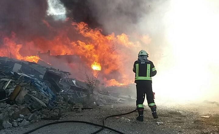 VIDEO: U barskom naselju Sokolana izgorele barake, u plamenu tone otpada