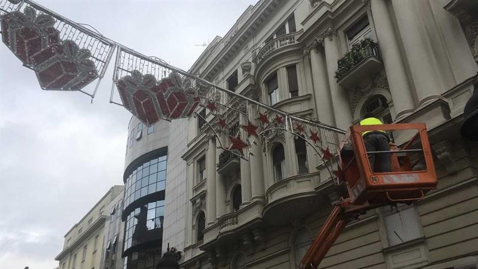 Srećna Nova godina: Počelo postavljanje novogodišnje rasvjete u Beogradu
