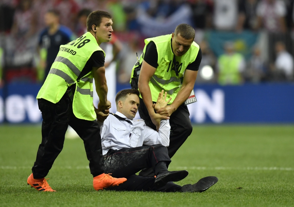 Izgubio vid i ne može više da priča: Otrovali Rusa koji je upao na teren i prekinuo finale Mondijala?