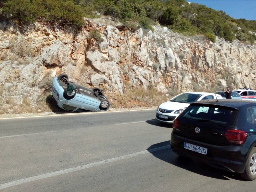 Udes na putu Bar-Ulcinj: Automobil završio na krovu