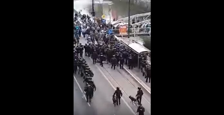 VIDEO – Metalne šipke i suzavac: Sukob stotine demonstranata sa policijom u Sarajevu, dvoje uhapšeno, ima povrijeđenih