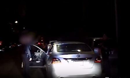 Zaustavili ga radi kontrole a on zapucao: Dramatičan snimak razmjene vatre policije i kriminalca