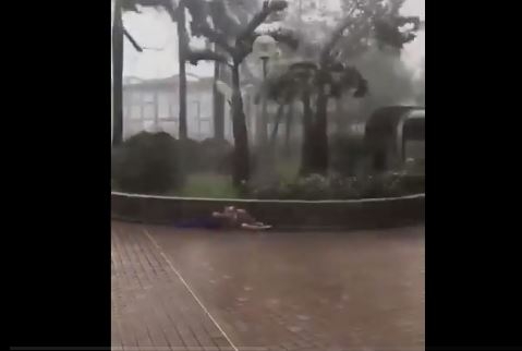 VIDEO – Dramatičan snimak iz Hong Konga: Tajfun prikovao čovjeka za zid