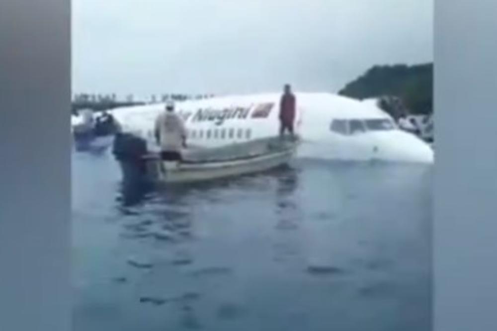 Avion prinudno sletio u more: Plutao na vodi dok su putnike spasavali