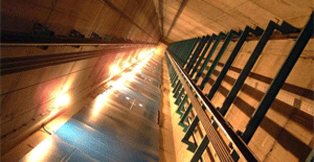 Radnik ušao u pogrešnu zgradu i propao kroz otvor za lift