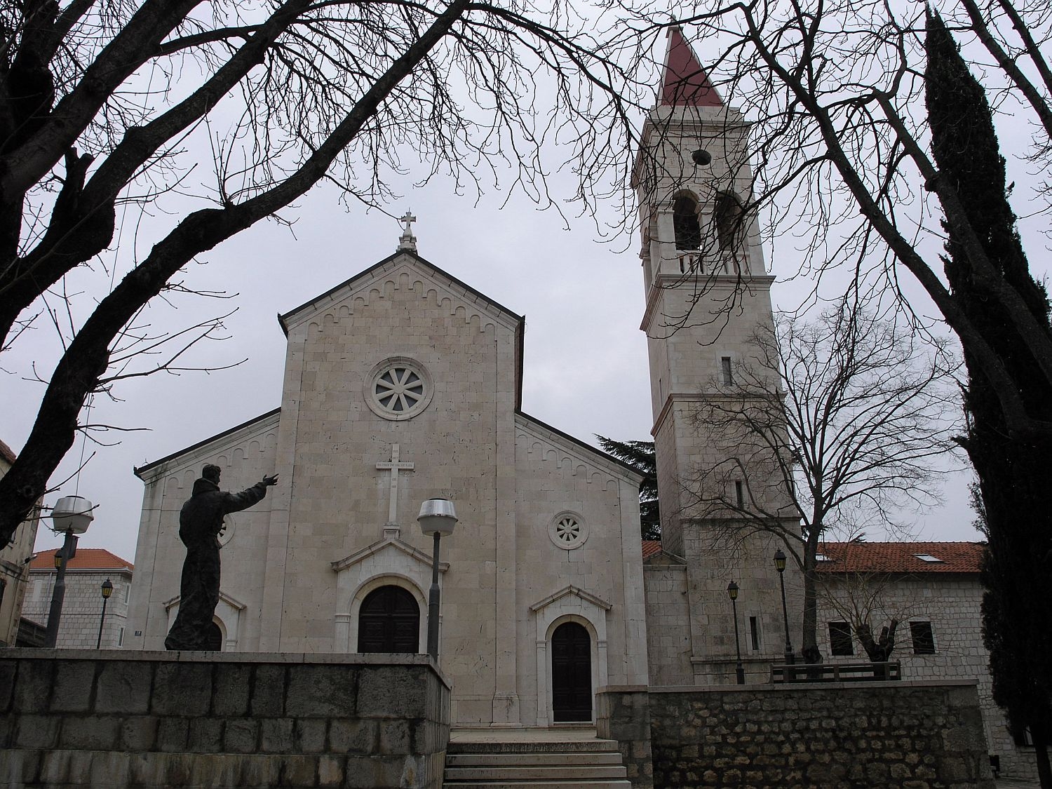 FOTO – “Ne čekaj da te drugi donesu”: Kako hrvatski manastir privlači ljude da dođu na misu