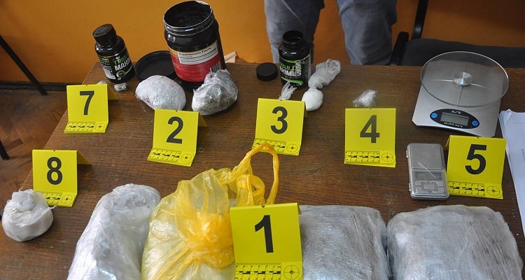 Akcija hercegnovske i budvanske policije: Pronađeni i oduzeti kokain, heroin, marihuana i sintetičke droge, tri osobe uhapšene