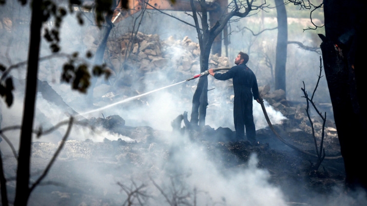 Požari u Hrvatskoj: Vatra potjerala stanovnike Pelješca, požare gase vatrogasci, vojska i kanaderi