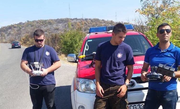 Zbog požara u Piperima vatrogasci dronom izviđaju kritične lokacije