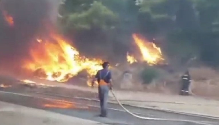 I u Hrvatskoj požari: Pelješac gori, evakuacija turista i mještana