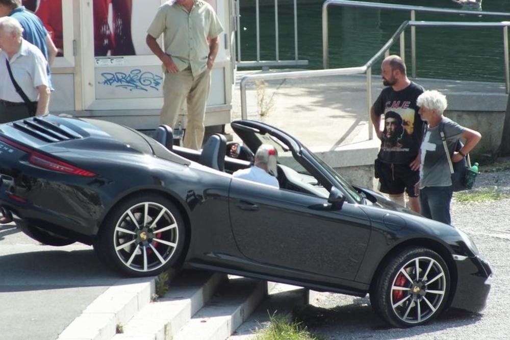 Nesvakidašnji događaj: Tražio parking po centru Rijeke, pa poršeom sletio niz stepenice