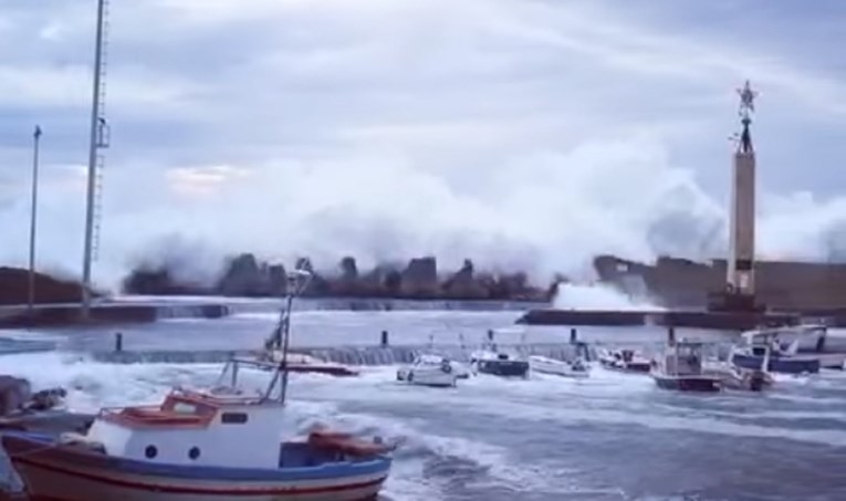 VIDEO – Uragan pogodio Italiju i Grčku, donio ogromne talase: “Ne izlazite vani!”