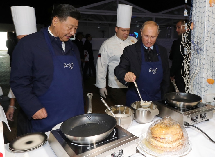 FOTO – Putin kao domaćin: Stavio kecelju pa napravio palačinke Si Đinpingu