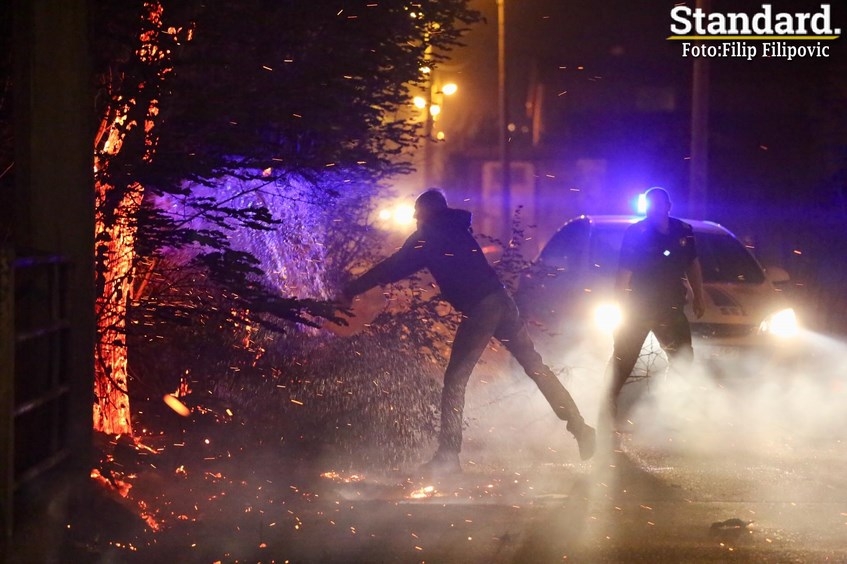 FOTO – Požar na Zabjelu pod kontrolom: Minut dijelio od katastrofe, mještani u pripravnosti da ih vatra ne iznenadi
