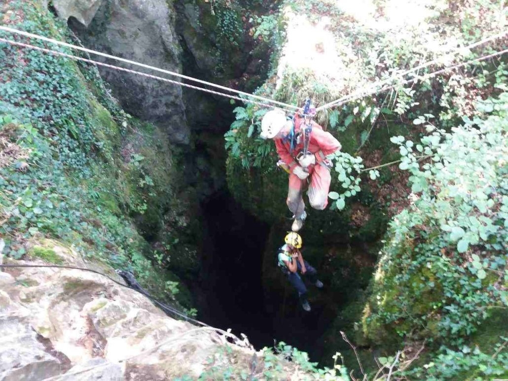 Pripadnici Službe zaštite na obuci za spašavanje u ekstremno nepristupačnim terenima u Sloveniji