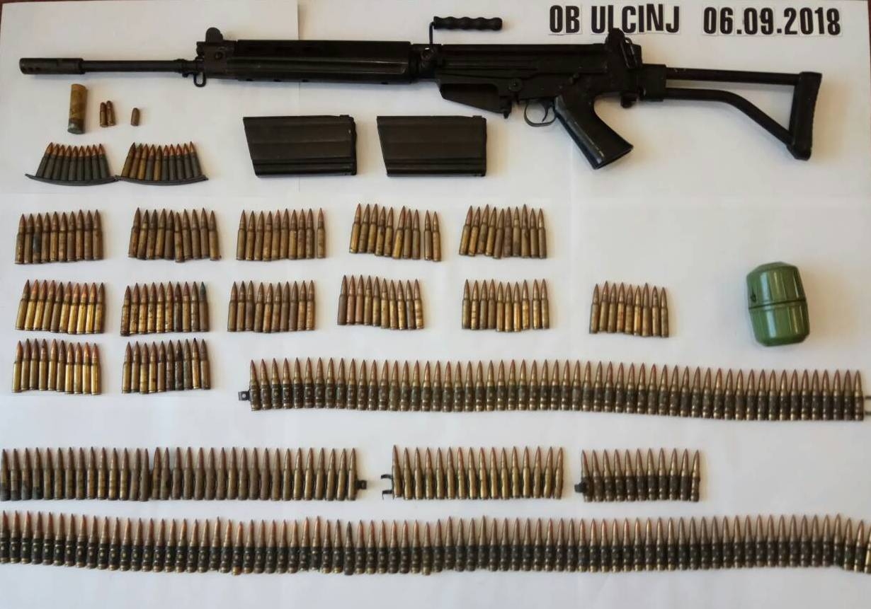 FOTO – Uhapšen Ulicnjanin kod kog su pronađeni automatska puška i municija