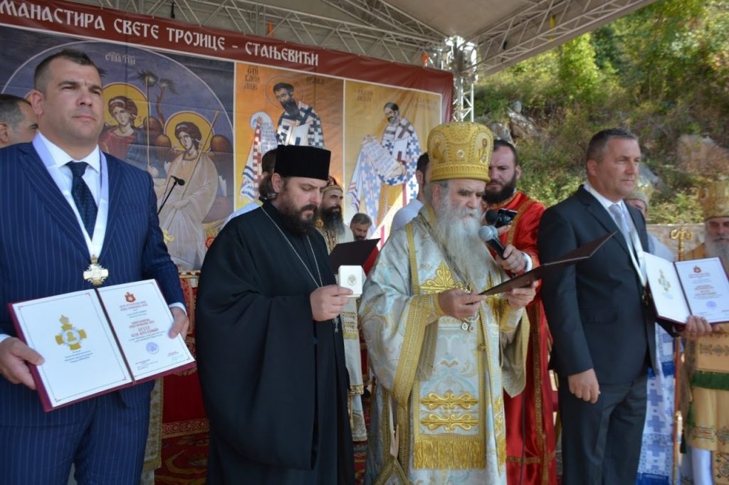 Amfilohije uručio Krapoviću i Vujoviću ordenje Svetog Petra Cetinjskog