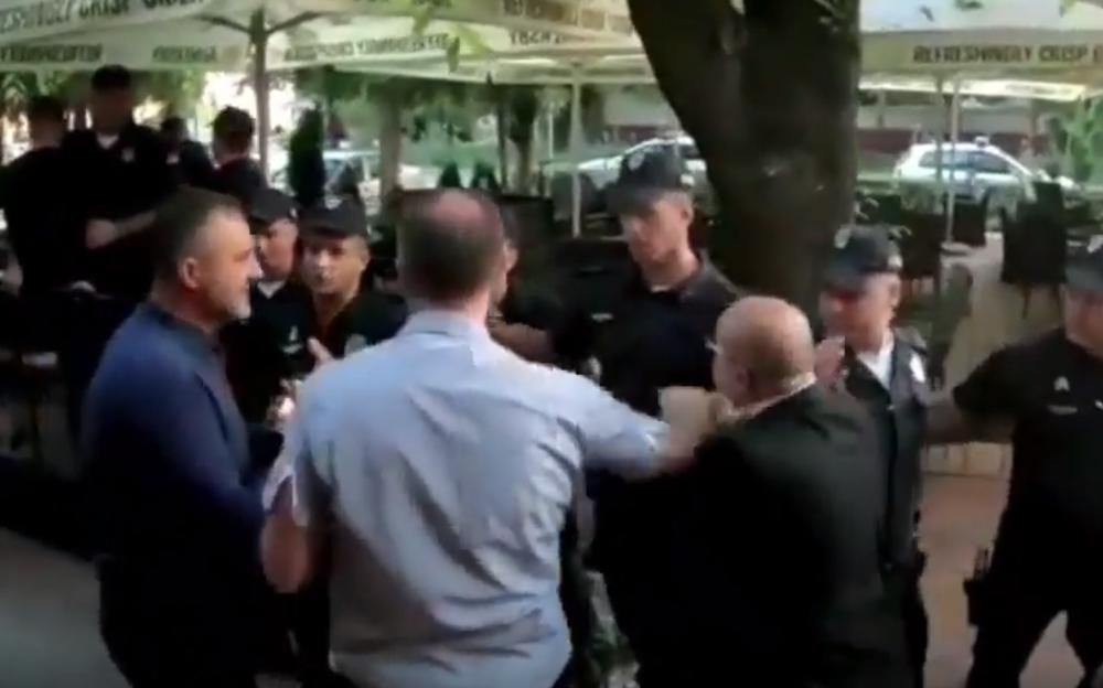VIDEO – “Ja sam narodni poslanik, ko ste vi?”: Jeremićev povjerenik fizički napao policajce, ovako su ga hapsili