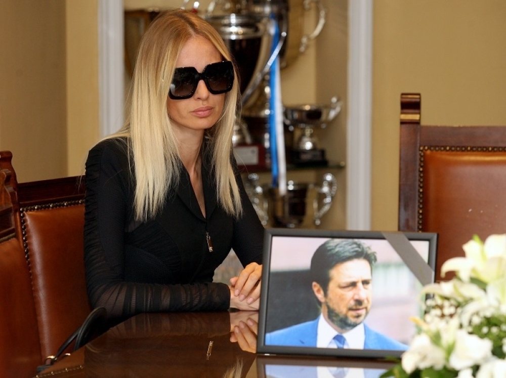 Prošlo 40 dana od tragične smrti poznatog advokata: Sanja na Mišin grob odnijela bijele ruže, a poruka koju je ostavila kida srce
