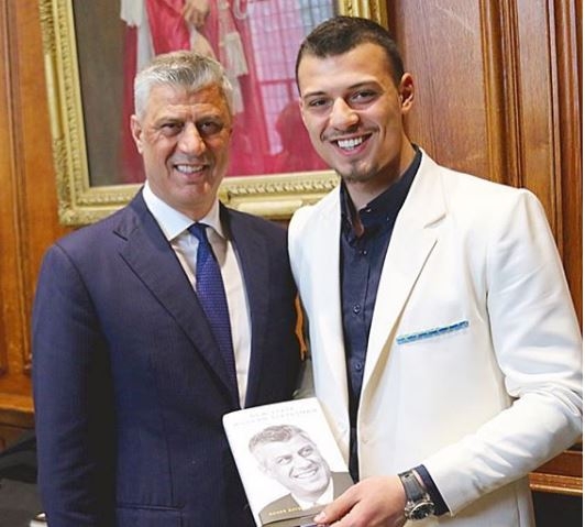 TAČIJEV JEDINAC živi u LUKSUZU koji mnogi sanjaju, a poznat je po SKANDALIMA!