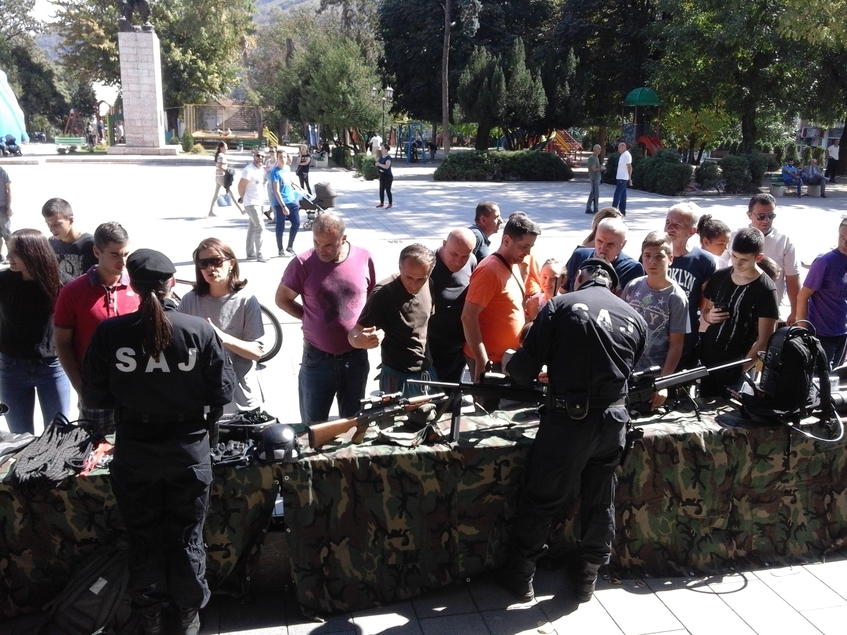 FOTO – Pokazali građanima arsenal naoružanja: Policija upoznala Bjelopoljce sa radom službi