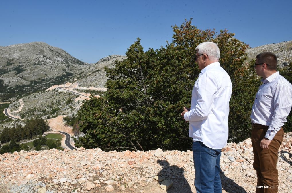 Marković obišao put Cetinje – Njeguši: Vlada će pomagati dalji razvoj i valorizaciju bogatih potencijala njeguškog kraja