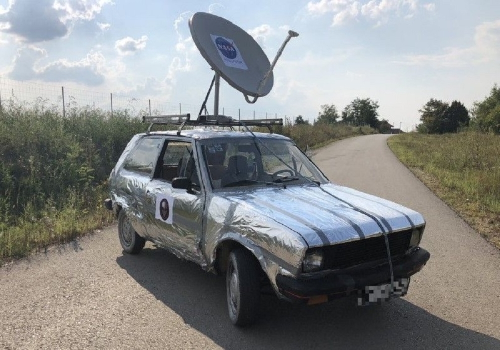 FOTO – “Nevidljiv za NLO, odličan za preljube”: Bosanac prodaje Yugo “specijalizovan” za borbu protiv vanzemaljaca