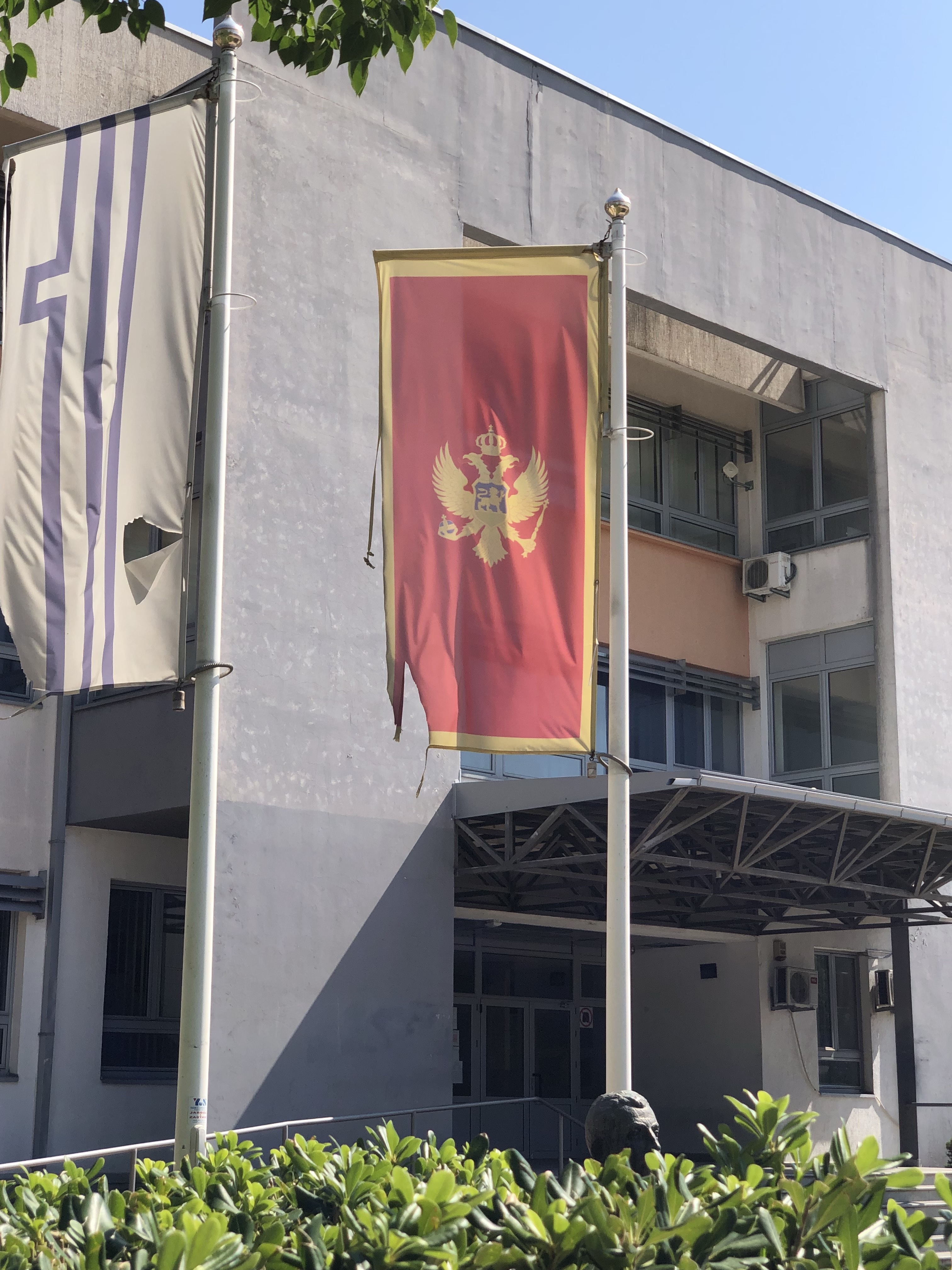 FOTO – Da li je nekog briga što nam ovako izgledaju zastave? Direktor škole ih gleda svakog dana, a nikako da primijeti da su POCIJEPANE